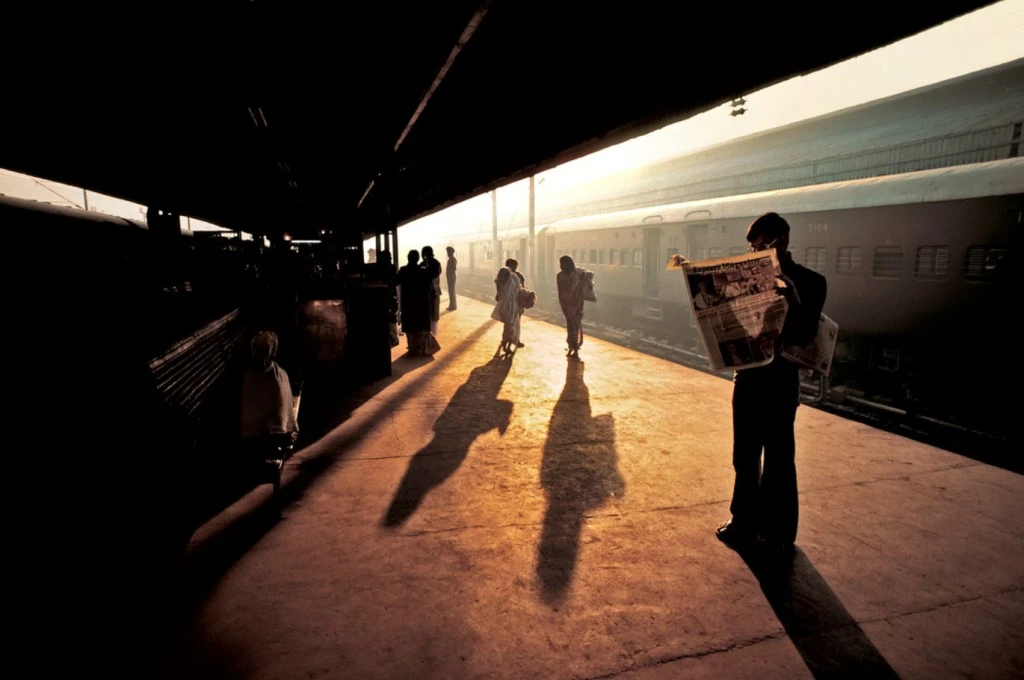 2. 새벽과 일몰 샘플 Steve-McCurry-Old-Delhi-railway-station-1024x680.jpeg