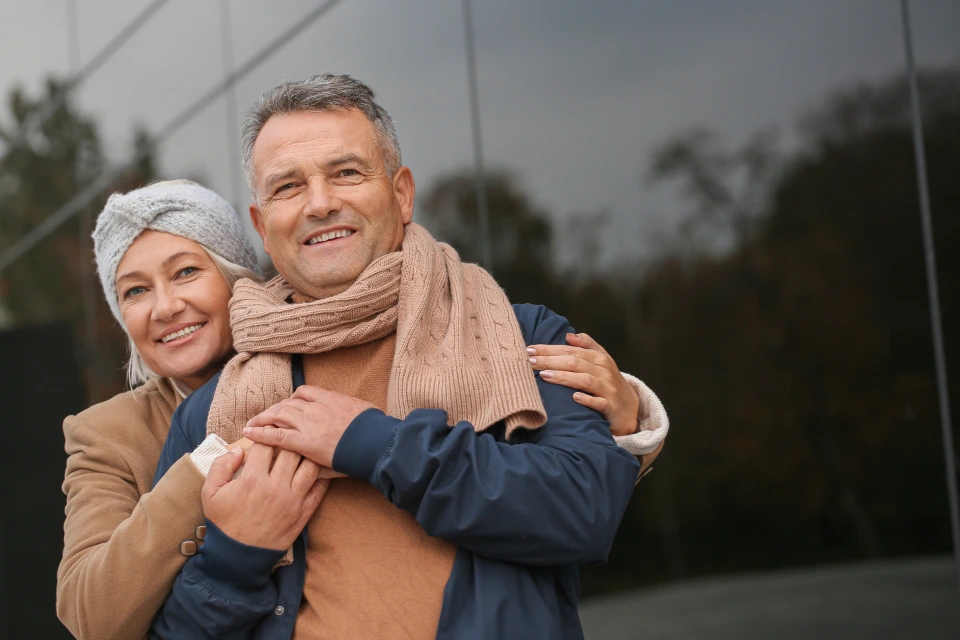 7-2. 그림자 안으로 들어가기 샘플-건물그림자 senior-couple_AGFQZGRJBC.jpeg