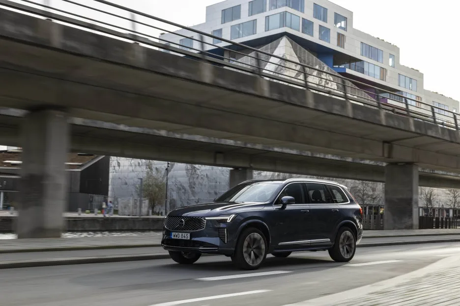 New_Volvo_XC90_B5_-_dynamic.jpg?type=w1