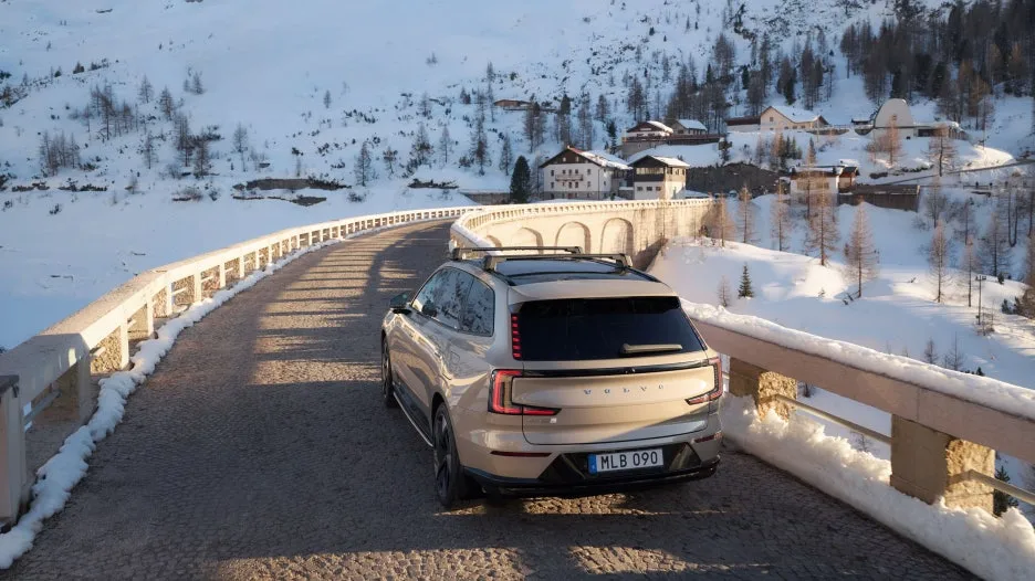 JPG_Medium-16x9_STARK1012875_Load_carriers_dividable_XC90.jpg?type=w1