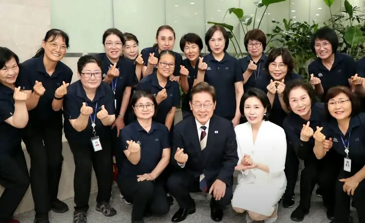 국회환경 미화원과 함께 찍은 사진.JPG