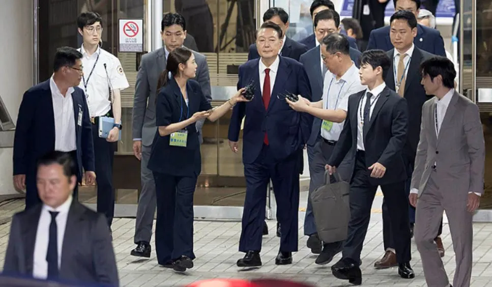 윤석열 주머니 손3.JPG