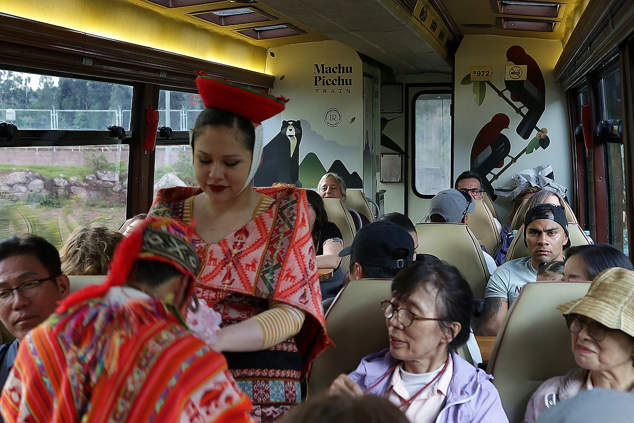 잉카 일화 열차내 공연.JPG