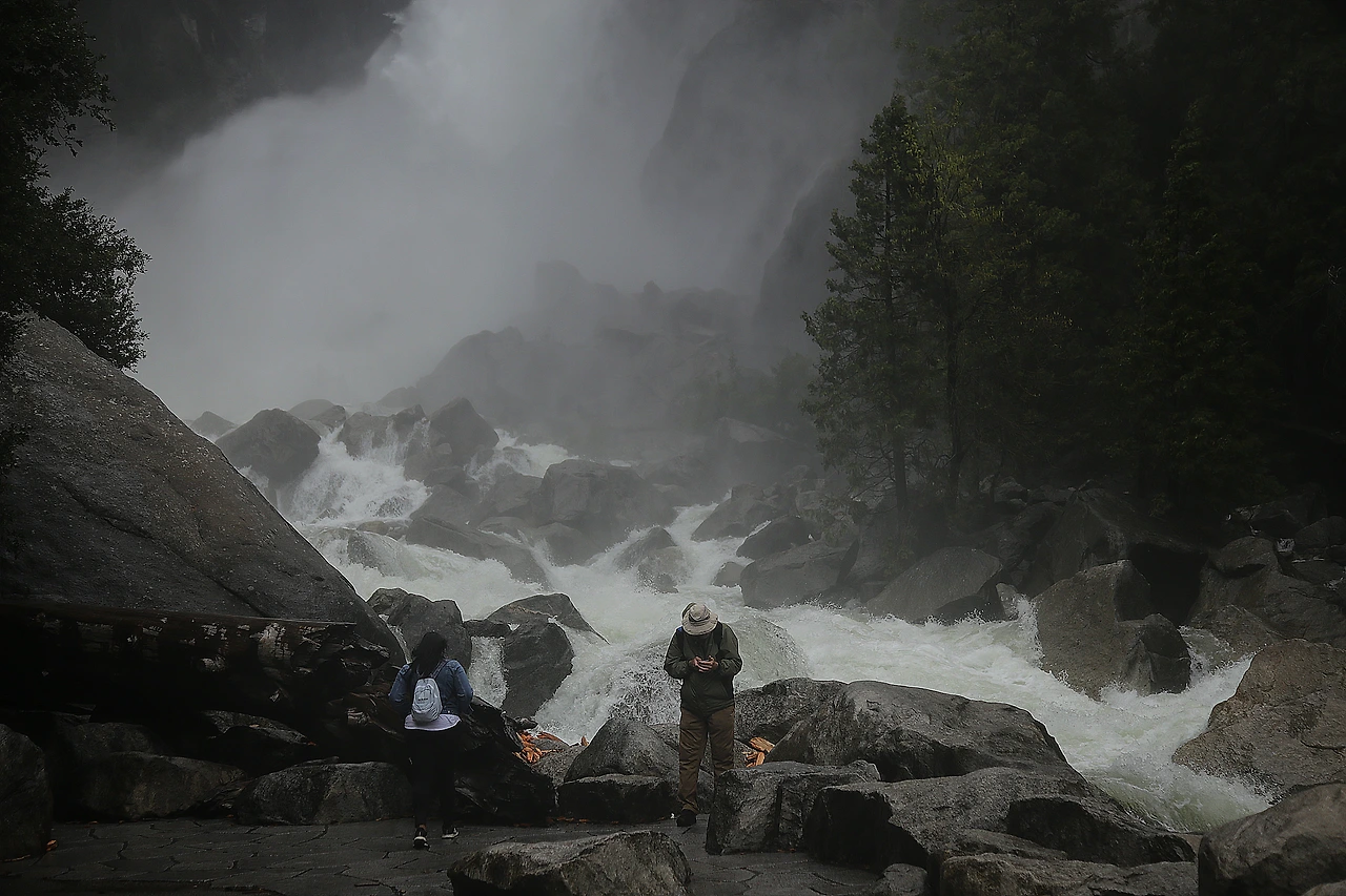 요세미티 폭포 하단 관광객 두 명.JPG
