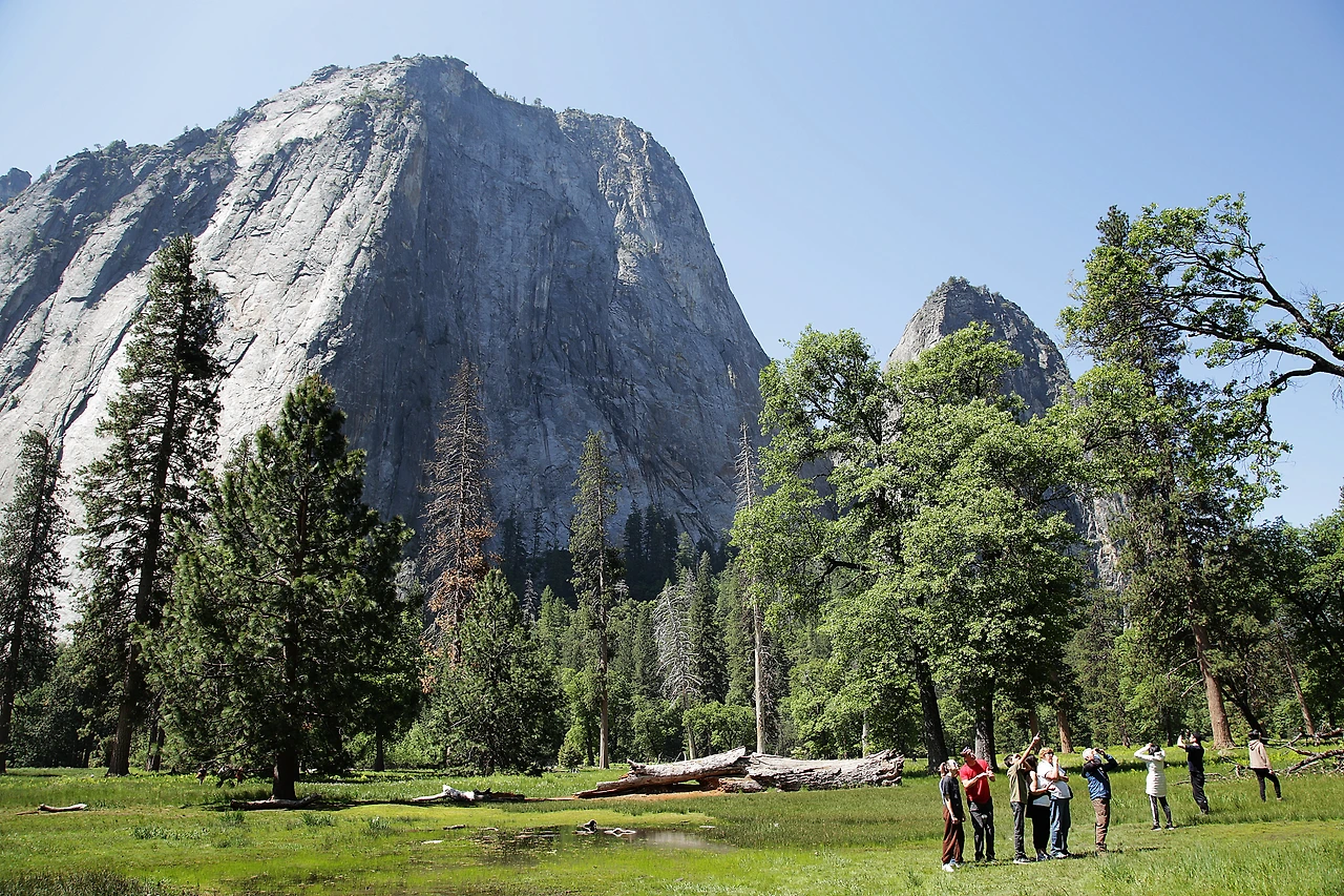 초입 왼편 바위 관광객.JPG