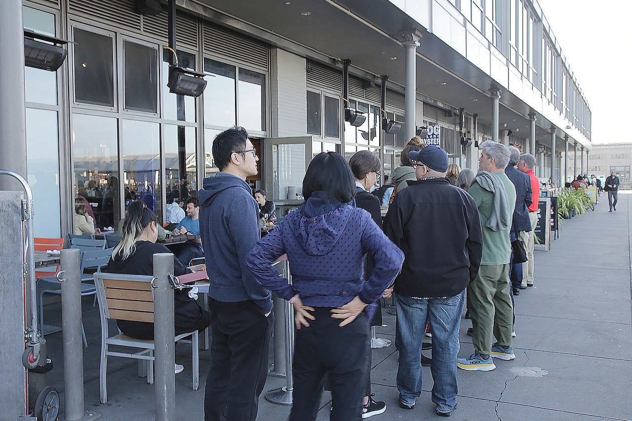 굴가게 대기줄.JPG