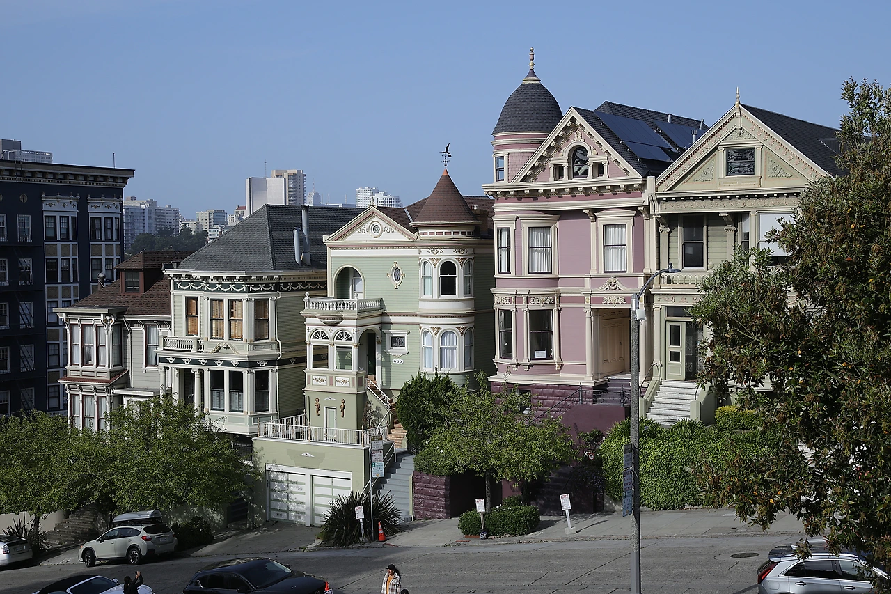 페인티드 레이디스 옆 건물.JPG