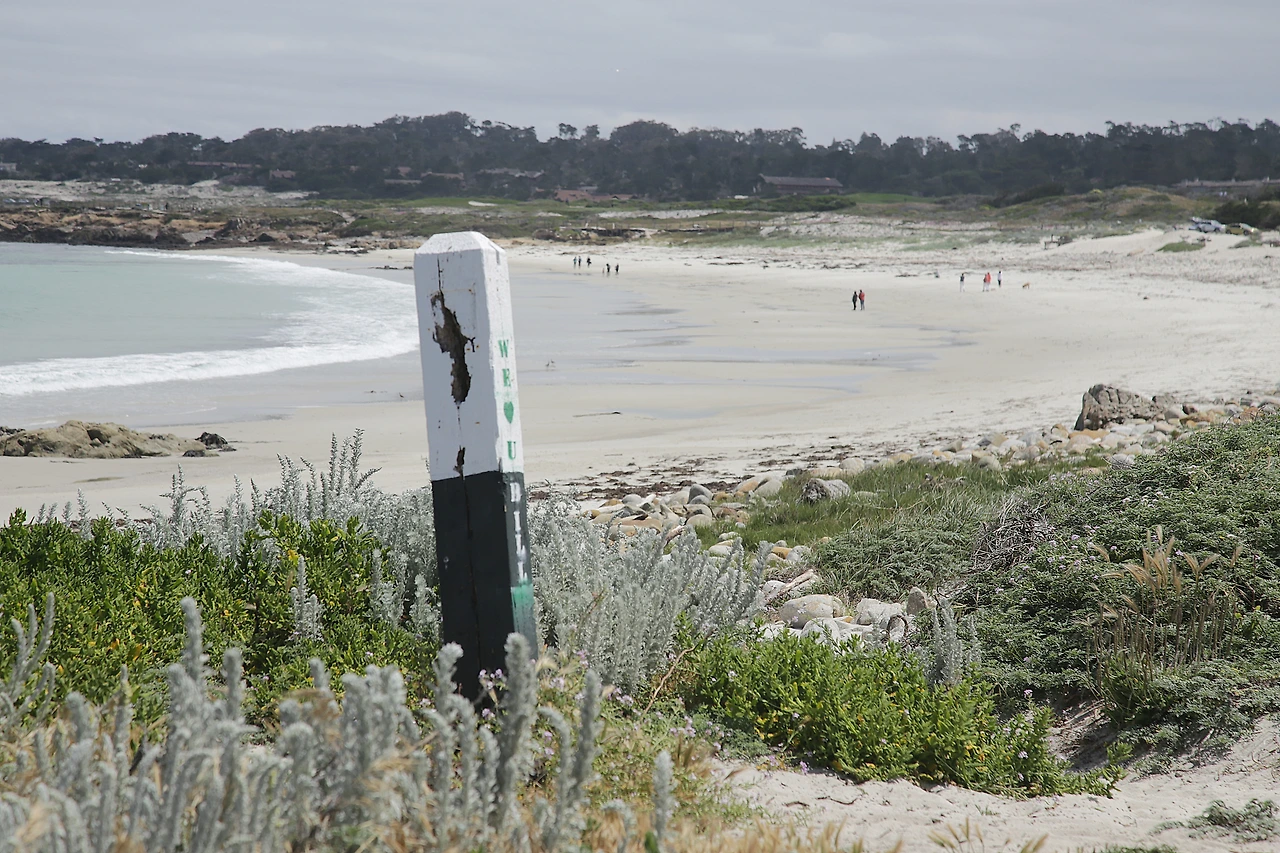 17마일 드라이브 마일 해변 표식판.JPG