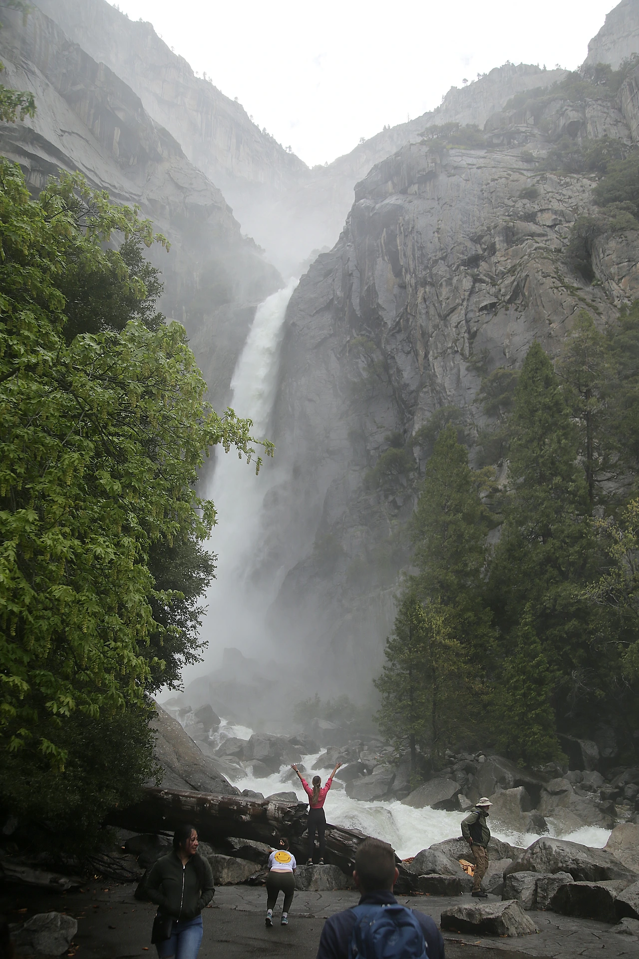 요세미티 폭포 하단 전경 손든 여인.JPG