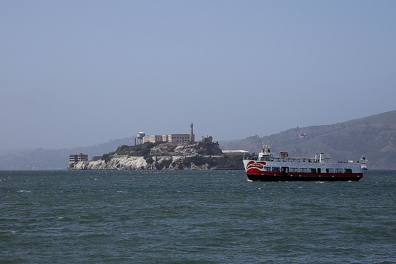 알카트라즈 섬과 선박 2.JPG