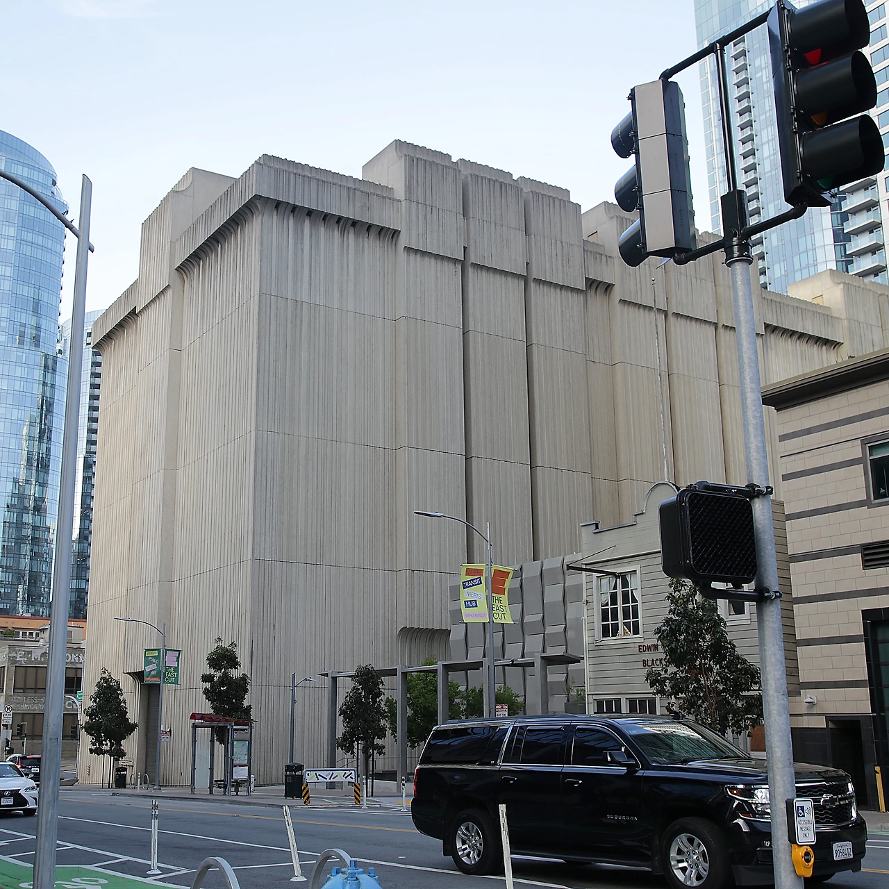 3 건물 창문없는.JPG