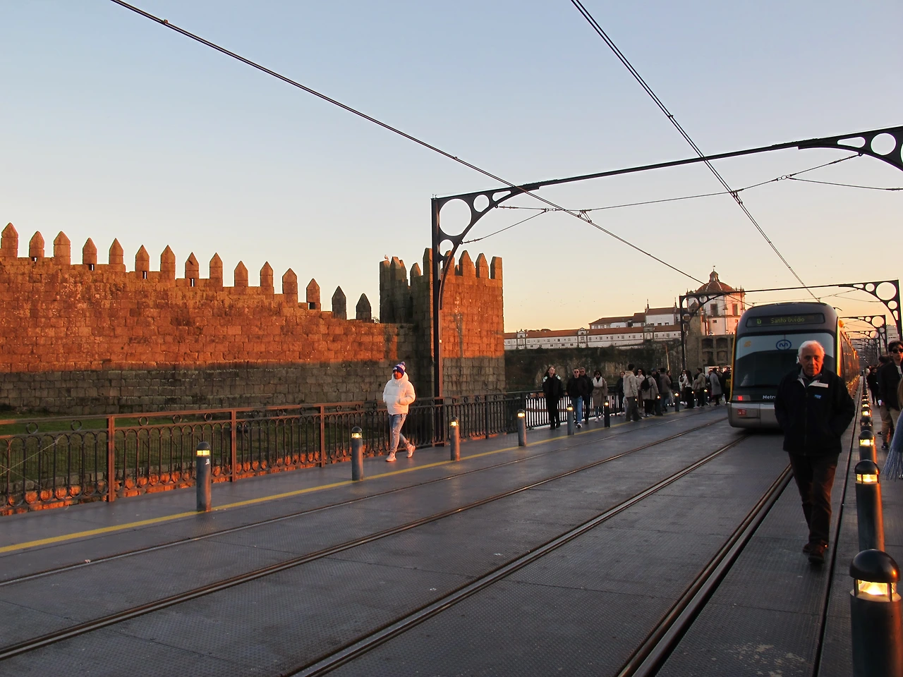 포르투-다리위 트램과사람.JPG