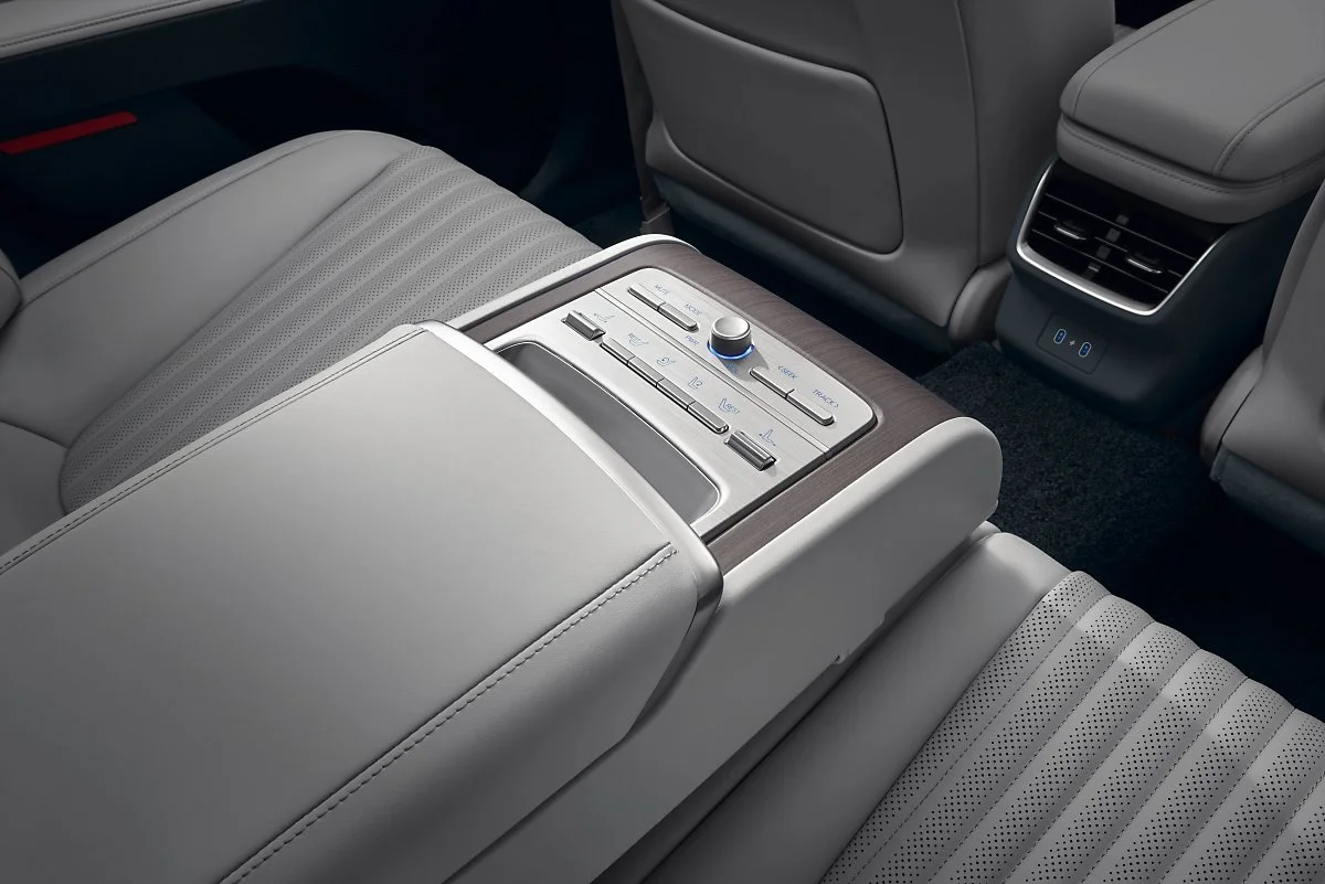 GN7_REAR_ARMREST_CONTROLLER_CMYK.jpg?type=w1200&type=w1200