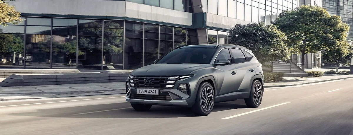 the_new_tucson_hybrid_gallery_exterior_front_side_view_05.jpg?type=w1200