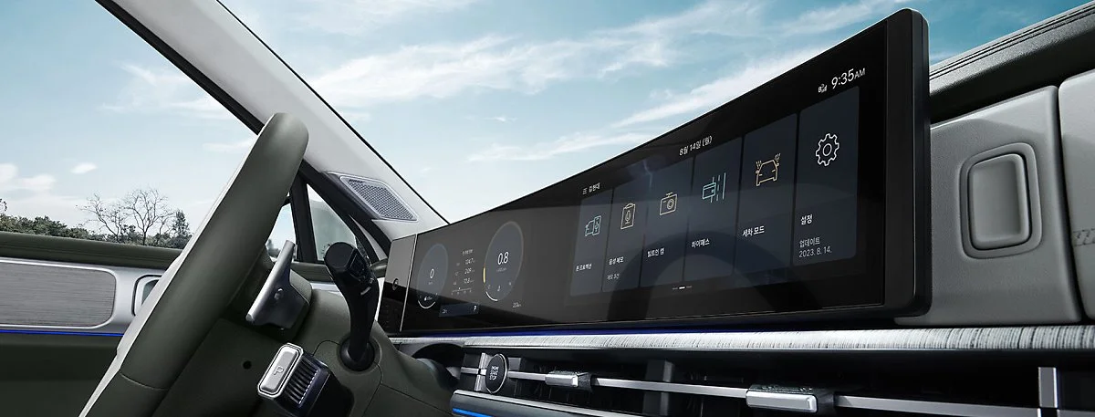 santafe_interior_front_panoramic_curved_display.jpg?type=w1200&type=w1200