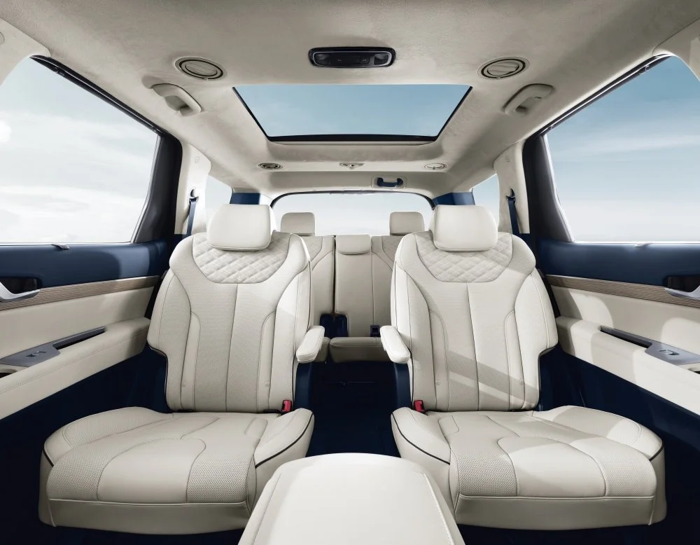 LX2_INTERIOR_MAIN_SEAT_PRESTIGE.jpg?type=w1200