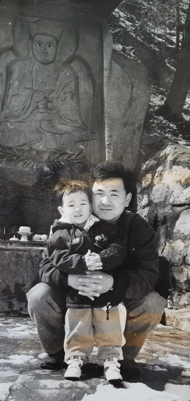 선병훈_화계사_미륵불상앞_1996년 겨울.jpeg