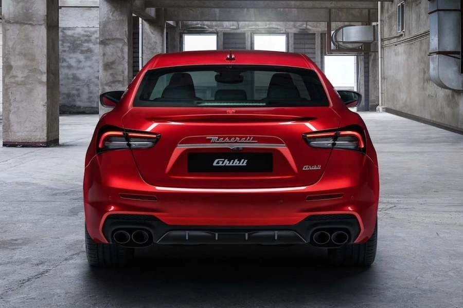 마세라티-기블리-트로페오-세단-6.jpeg