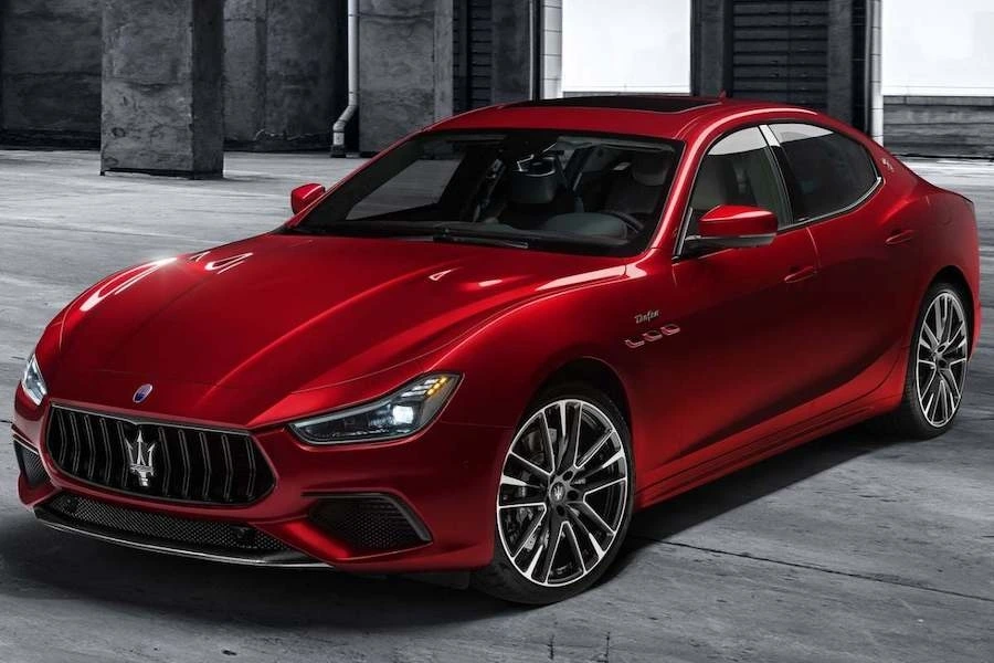 마세라티-기블리-트로페오-세단-1.jpeg