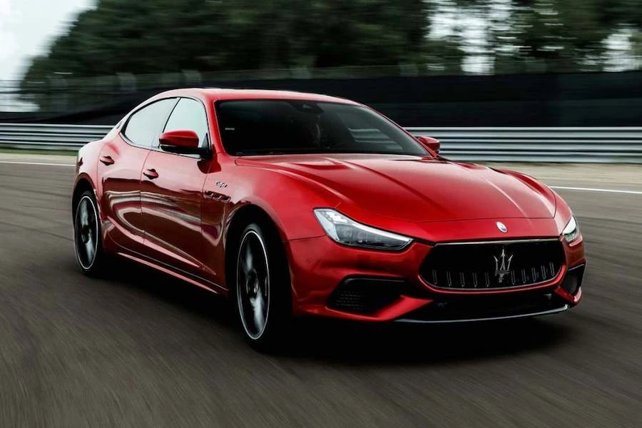 마세라티-기블리-트로페오-세단-4.jpeg