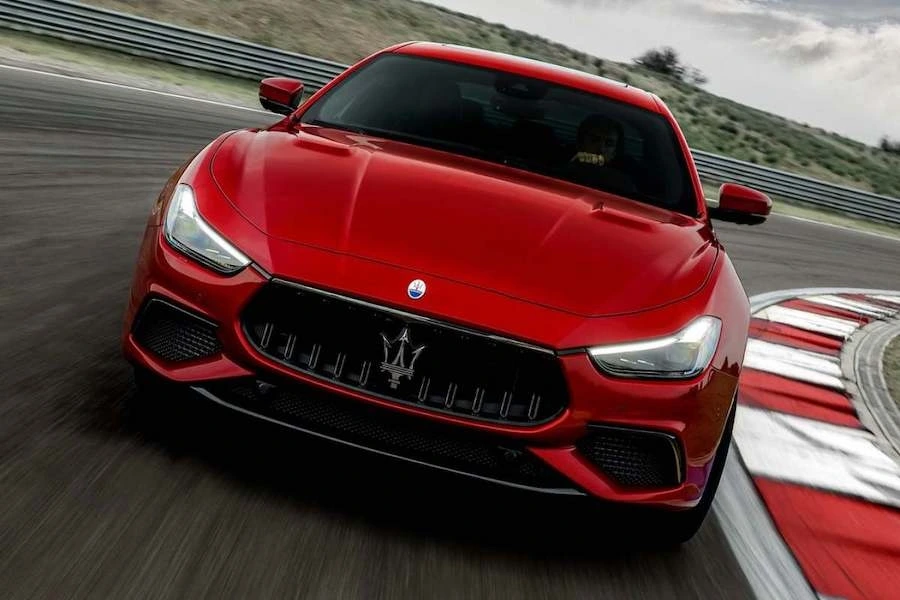 마세라티-기블리-트로페오-세단-8.jpeg