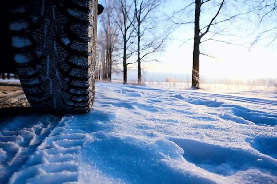 타이어-스노우타이어-윈터타이어-빙판길-3-640x427.jpeg