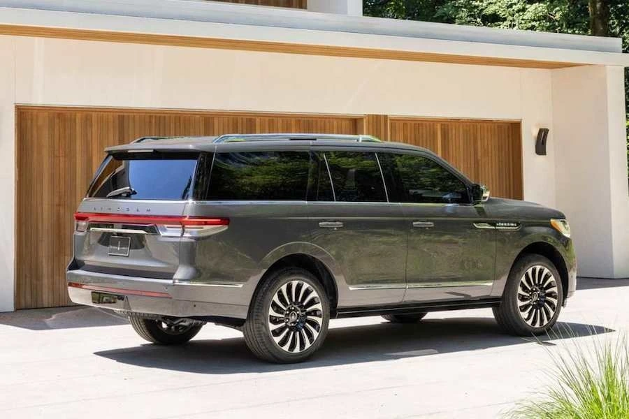 링컨-네비게이터-풀사이즈-suv-2.jpeg