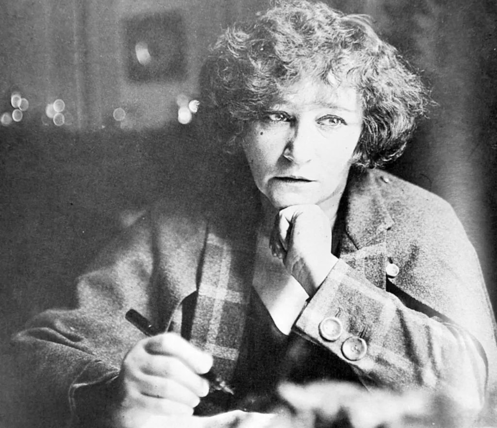 colette-a-son-bureau-annees-20-hd-1024x882.jpeg