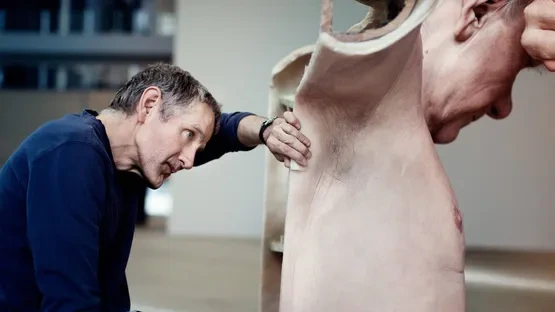 Ron-Mueck-The-artist-hard-at-work-Image-via-imgurcom-crop_webp-555x312.webp