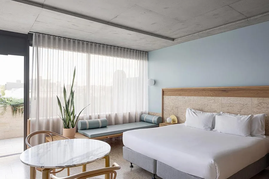 the-calile-hotel-brisbane-urban-terrace-room-bedroom-02-2022-900x600.jpg?type=w966