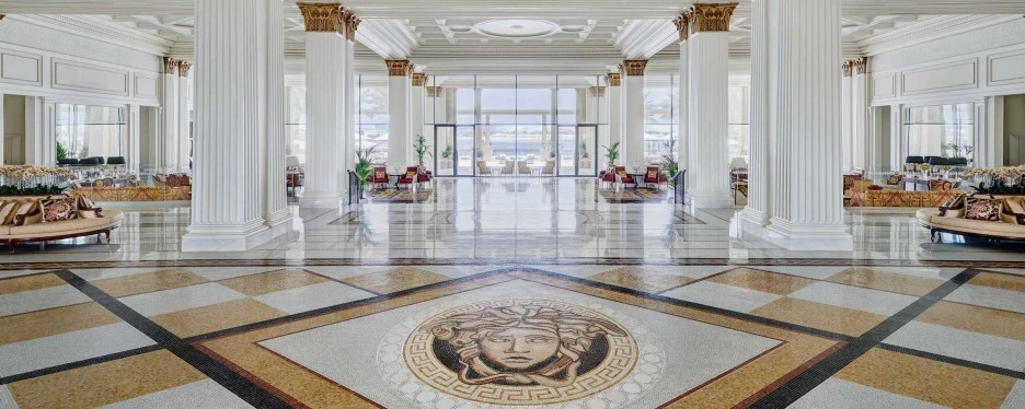 versace-hotelliere-01-01-img_150319-desk.jpeg?type=w1