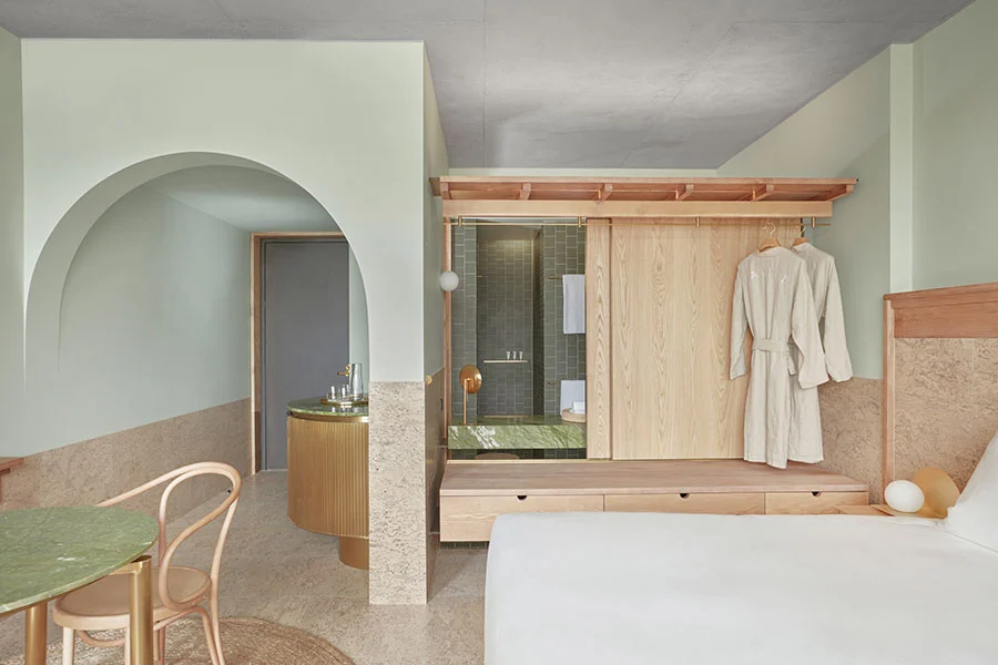 the-calile-hotel-brisbane-city-view-room-bedroom-king-02-2018-900x600.jpg?type=w966