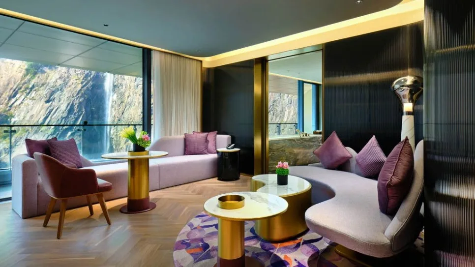 230234-10-SHGHE-_InterContinental-King-Bed-Suite-Waterfall_View_1-IC_Shangha.jpg?type=w966