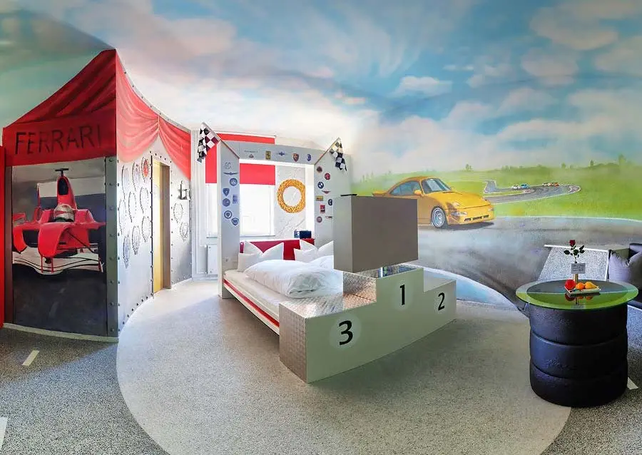 00-V8HOTEL-Themenzimmer-Rennsport-EN.jpeg?type=w1