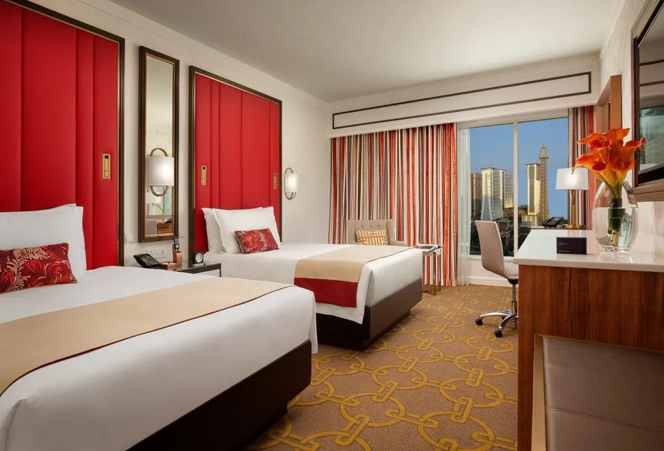 pm_eiffel-tower-room_gallery_750x510_1_(1).jpg?type=w966