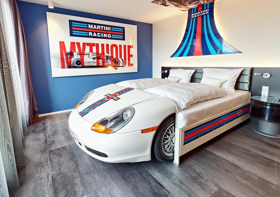 V8-Hotel-TZ--Petrol-Heads-01-EN_01.jpeg?type=w1