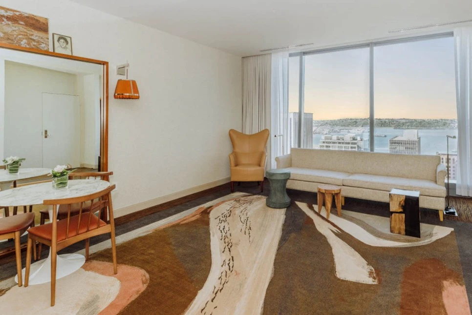 lotte-seattle-rooms-suites-premier-suite-queen-01-618d679fcde38.jpg?type=w966