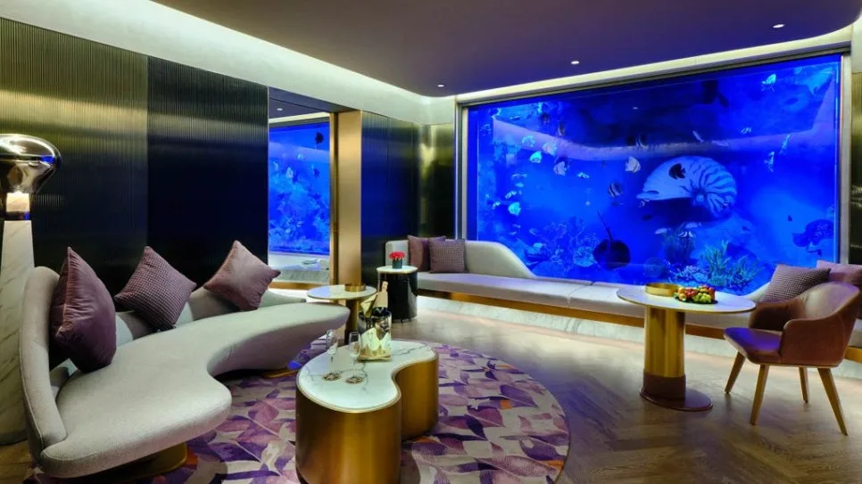 230234-08-SHGHE-_InterContinental-King-Bed-Suite_Underwater_View1-IC_Shangha.jpg?type=w966