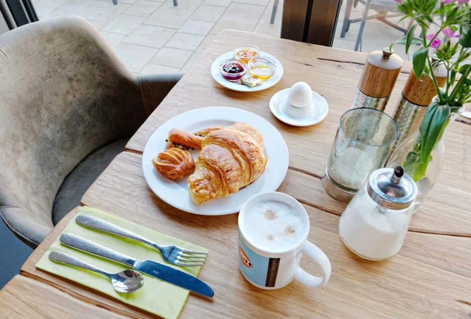 V8-Hotel-Breakfast-04-EN.jpeg?type=w1