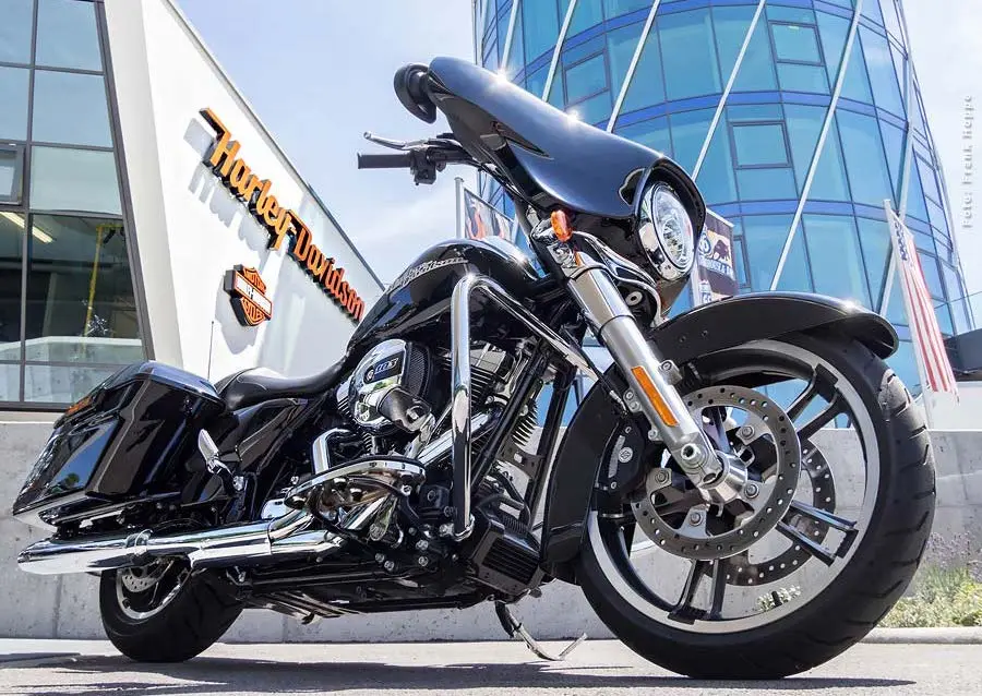 V8-Hotel-Arr-RIDE-ON-01-EN-Street_Glide_01.jpeg?type=w1