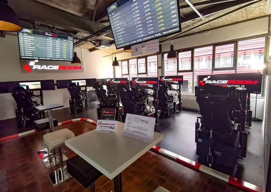 V8-Hotel-RACE-ROOM-04_02.jpeg?type=w1