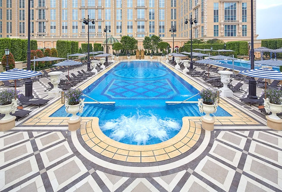 parisian_hotel_pool_1000x680.jpg?type=w966