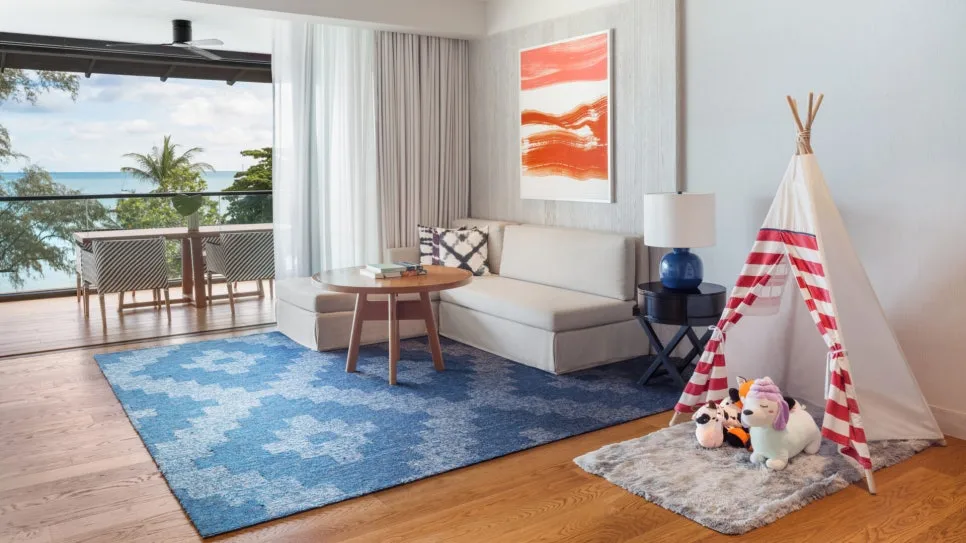 USMKM_One-King-One-Bedroom-Living-room_(1).jpg?type=w966