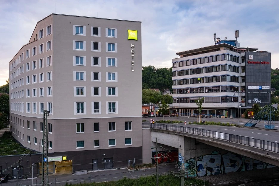 1599px-Ibis_Hotel_an_der_Blauen_Br%C3%BCcke_in_T%C3%BCbingen_und_Blauer_Turm.jpeg?type=w1