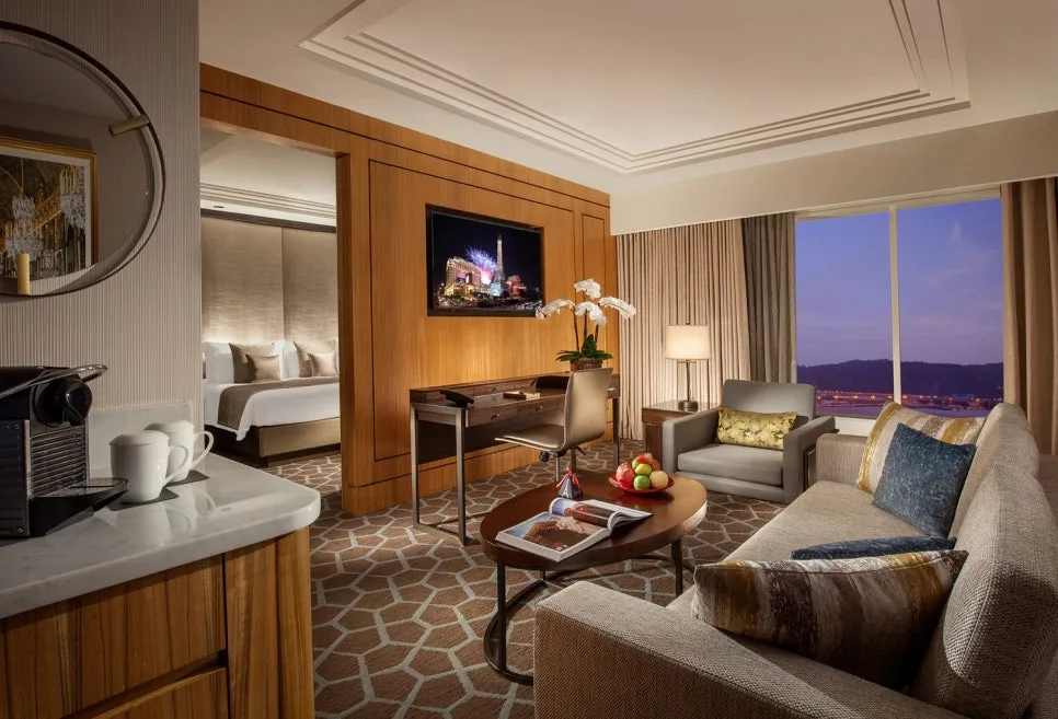 pm_lyon-suite_gallery_750x510_2.jpg?type=w966