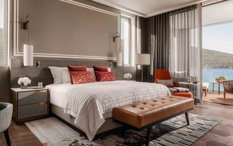 oopm-accommodation-double-room-bedroom-1.jpeg?type=w1