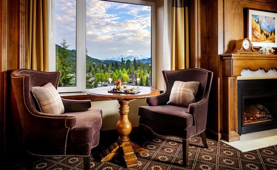 fairmont-gold-private-lounge-975x600.jpg?type=w1