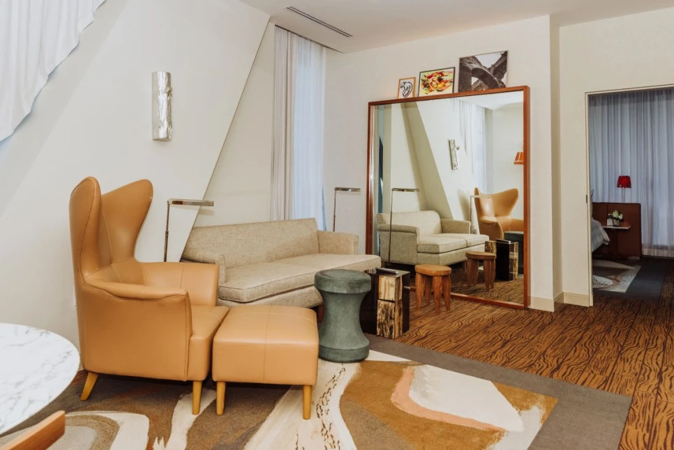 deluxe-suite_living-room-61a68069e4a68.jpg?type=w966