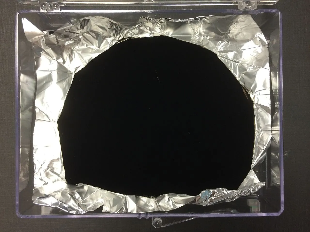 1280px-Vantablack_01.JPG