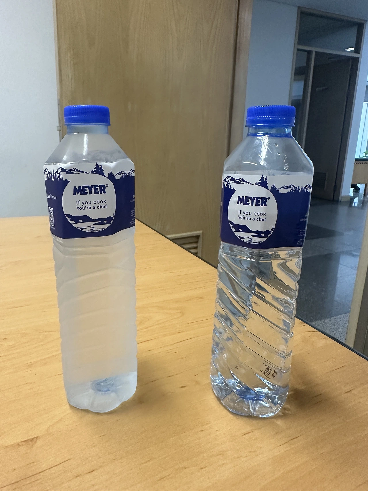 마시면서 온 물과 새로받은 시원한 물.HEIC